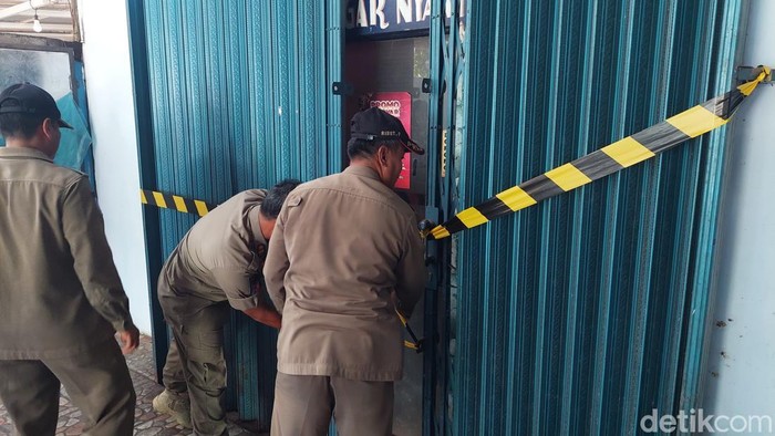 Satpol PP Kulon Progo menyegel Blass Studio Karaoke di Triharjo, Wates, Kulon Progo, Selasa (18/2/2025).
