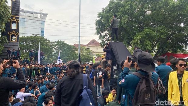 Sejumlah mahasiswa demo di kantor Gubernur Jawa Tengah. Massa menyoroti soal efisiensi anggaran hingga rencana revisi UU TNI, UU Polri, dan UU Kejaksaan. (Angling/detikcom)