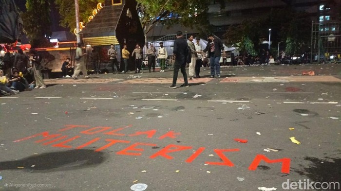 Sejumlah mahasiswa demo di kantor Gubernur Jawa Tengah. Massa menyoroti soal efisiensi anggaran hingga rencana revisi UU TNI, UU Polri, dan UU Kejaksaan. (Angling/detikcom)