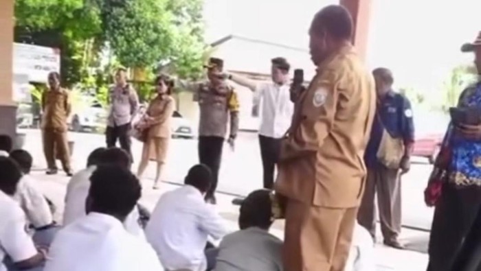 Sekretaris Disdik Nabire Viktor Tebai menendang siswa SMP yang terlibat demo menolak MBG di Mapolres Nabire.