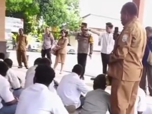 Momen Sekretaris Disdik Nabire Tendang Siswa SMP Demo Tolak MBG di Mapolres