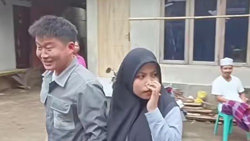 Suasana pertemuan Fitri Sandrayani (19) dan pria asal China, Yu Wan, di Dusun Bilekedit Utara, Kecamatan Gerung, Lombok Barat, NTB. (Tangkapan layar video)