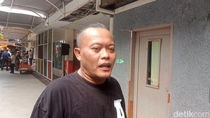 Sule ngakak sendiri waktu tahu gift yang masuk nilainya lumayan banget. Foto: Ahsan/detikHOT