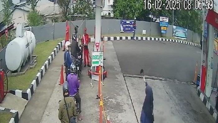 Tangkapan layar video viral emak-emak ngamuk acungkan celurit di SPBU Bandung