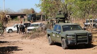 Anggota pasukan keamanan bekerja di lokasi yang digunakan sebagai laboratorium, pusat penyimpanan prekursor, dan gudang selama operasi oleh personel tentara Meksiko tempat lebih dari 4 ton metamfetamin disita, di komunitas Higueras de Abuya, di Sinaloa, Meksiko.