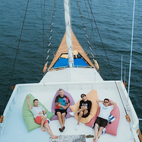 The Dudas Minus One naik kapal pinisi menuju Pulau Rinca, TN Komodo, NTT, Senin (17/2/2025).