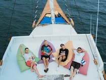 The Dudas Minus One Wisata ke Pulau Rinca, Ariel Panjat Tiang Kapal Pinisi