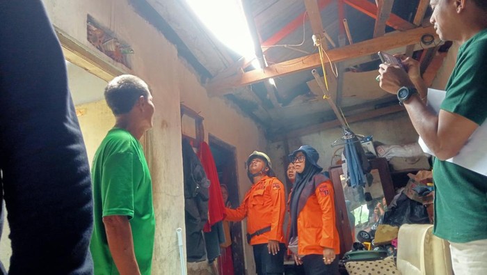Tiga unit rumah di Tanahsareal dan Bogor Utara, Kota Bogor, ambruk diduga akibat cuaca ekstrem. Rumah itu ambruk juga dipicu kondisi bangunan rumah yang rapuh. (dok Istimewa)