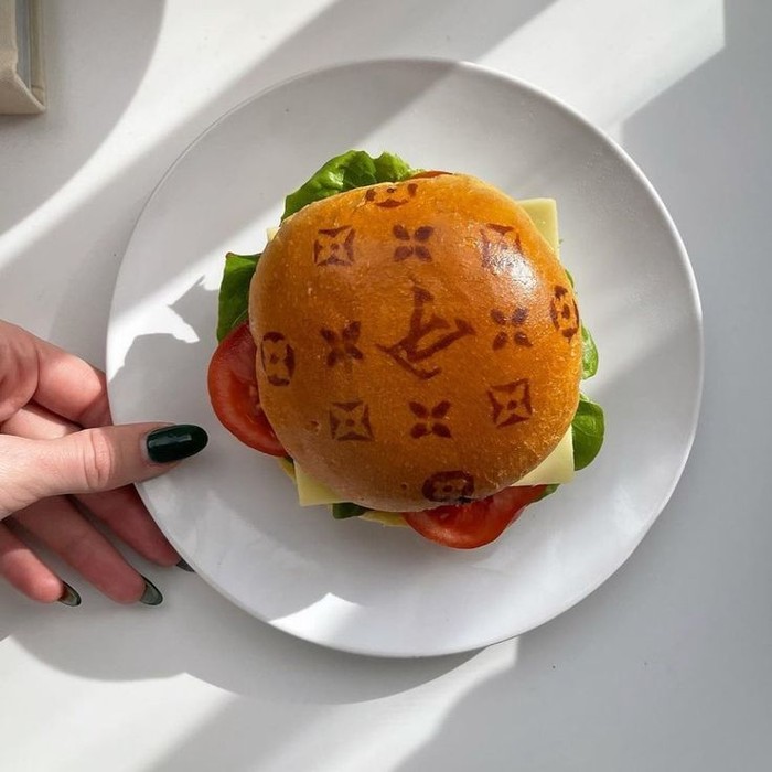 TikToker Ini Bagikan Video Makan Burger Rp 2 Juta di Kafe Louis Vuitton