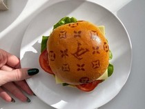 TikToker Ini Bagikan Video Makan Burger Rp 2 Juta di Kafe Louis Vuitton