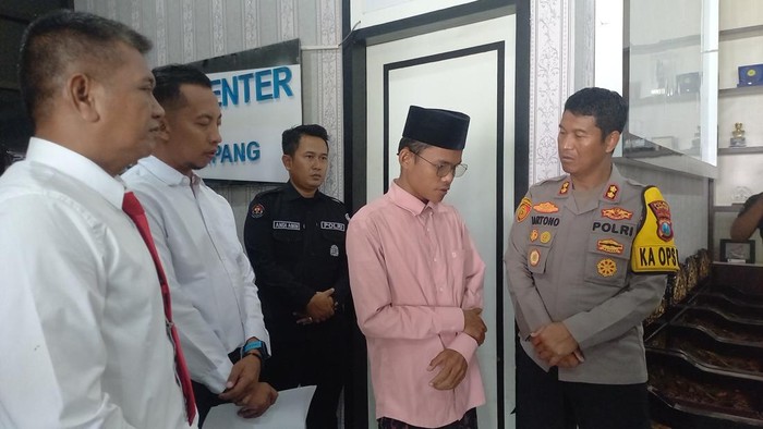Abdullah alias Dullo saat bersama Kapolres Sampang, AKBP Hartono