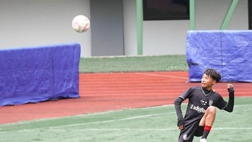 Tim Bali United U-16 melakukan official training di Stadion Patriot Candrabhaga, Bekasi, Jawa Barat (Jabar), Selasa (18/2/2025). (Dok. Instagram Bali United Youth)