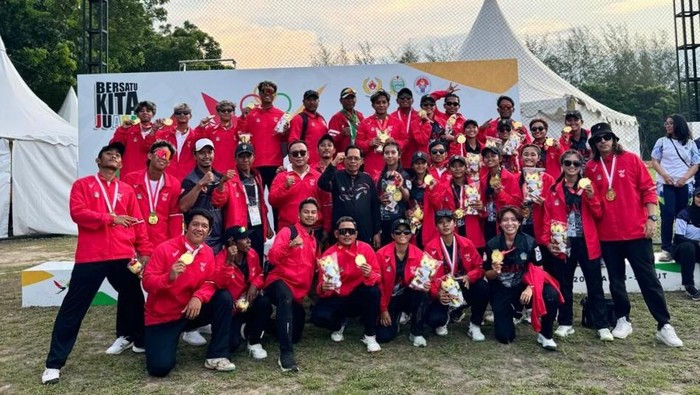 Tim cricket putra dan putri saat menjadi juara umum PON Aceh-Sumut 2024. (Krisna Pradipta/detikBali)
