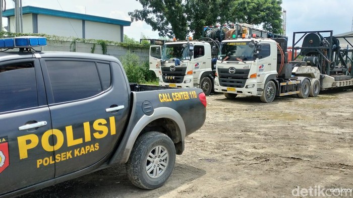 Truk trailer milik rekanan Pertamina EP di sumur minyak Sukowati yang diadang warga.