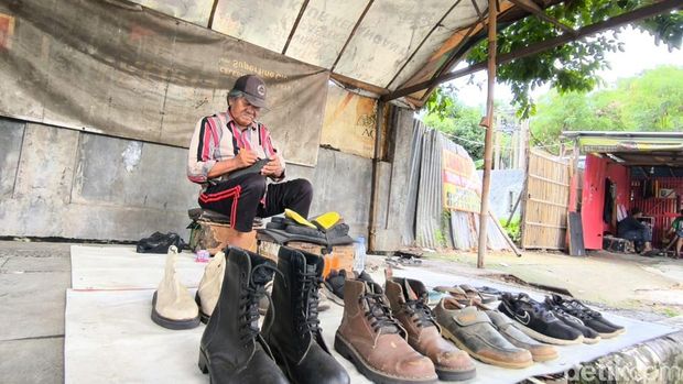 Uda di lapak sol sepatunya di Jalan Rajawali Kota Cirebon