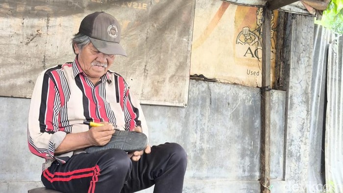 Uda di lapak sol sepatunya di Jalan Rajawali Kota Cirebon