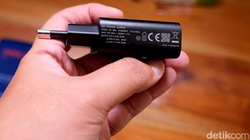 Charger yang disertakan mempunyai daya maksimal 20W. Foto: detikINET/Anggoro Suryo Jati