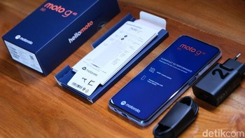 Di dalamnya unit Moto G45, charger, kabel USB-A to C, SIM ejector, serta petunjuk penggunaan. Foto: detikINET/Anggoro Suryo Jati