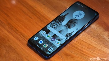 Wallpaper bawaan Moto G45 terbilang menarik, yaitu foto stupa di Candi Borobudur. Foto: detikINET/Anggoro Suryo Jati