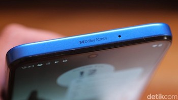 Tulisan Dolby Atmos ada di bagian atas ponsel. Foto: detikINET/Anggoro Suryo Jati