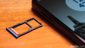 Slot untuk kartu SIM dan microSD. Foto: detikINET/Anggoro Suryo Jati