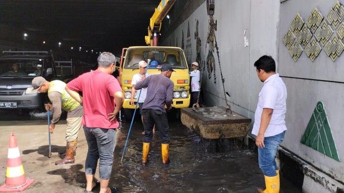 Kondisi underpass Kentungan hingga pukul 09.00 WIB, petugas masih berupaya mengatasi genangan air, Selasa (18/2/2025).