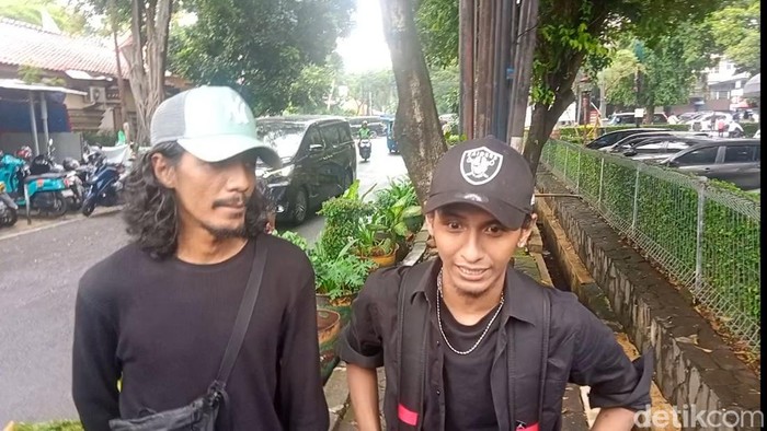 Kakak Vadel Bajideh saat ditemui di Polres Jakarta Selatan.