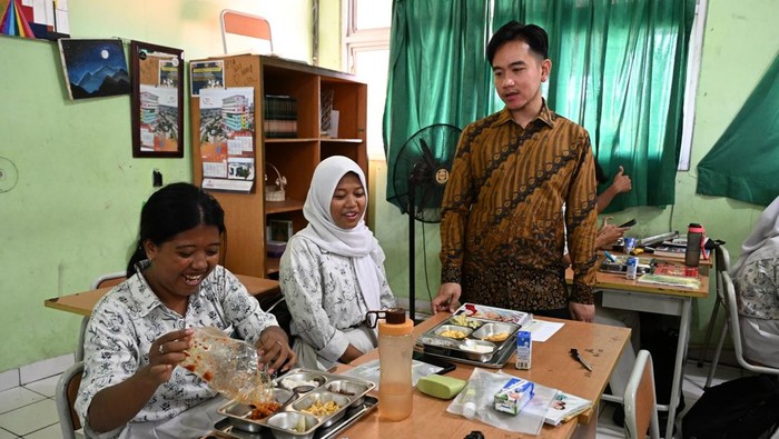 Wapres Gibran Rakabuming Raka meninjau SMAN 13 Jakarta (dok BPMI Setwapres).