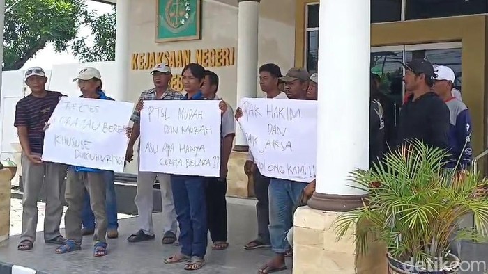 Warga Desa Dukuhwringin, Wanasari mengadu ke kantor Kejari Brebes buntut sertifikat tanah tak kunjung jadi, Selasa (18/2/2025).
