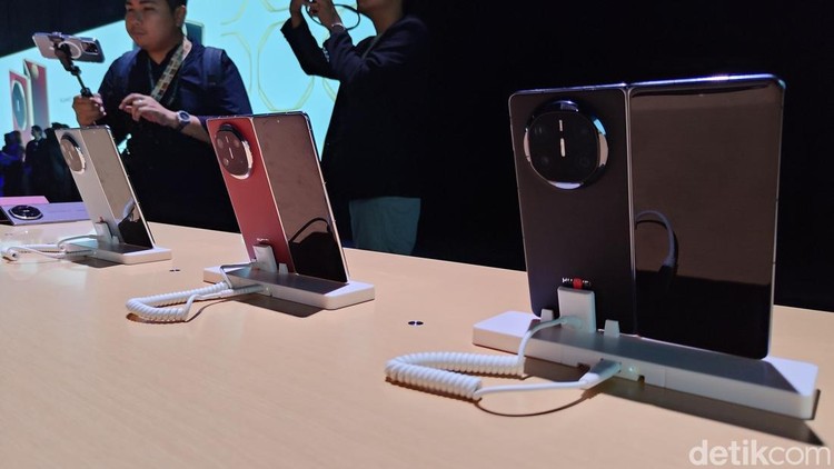 Tim detikINET berkesempatan menggenggam Huawei Mate X6 yang segera masuk Indonesia. Berikut tampilan dan spesifikasinya.