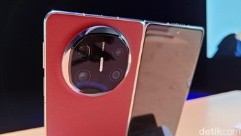 Urusan fotografi, Huawei Mate X6 dibekali kamera 50MP dengan OIS, variable aperture f/1.4-f/4.0; Ultrawide 40MP dengan aperture f/2.2, periscope telephoto 48MP dengan zoom 4x dan digital zoom 100x, 1.5MP Spectral Channels Ultra Chroma Camera. Foto: (Panji Saputro/detikINET).