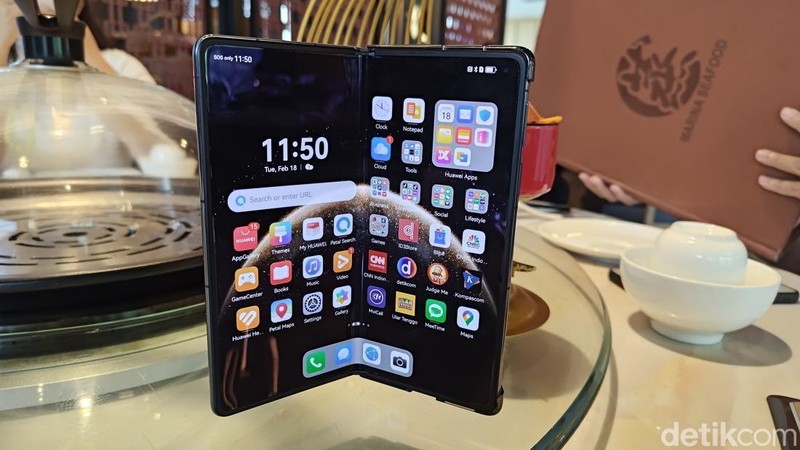 Tim detikINET berkesempatan menggenggam Huawei Mate X6 yang segera masuk Indonesia. Berikut tampilan dan spesifikasinya.