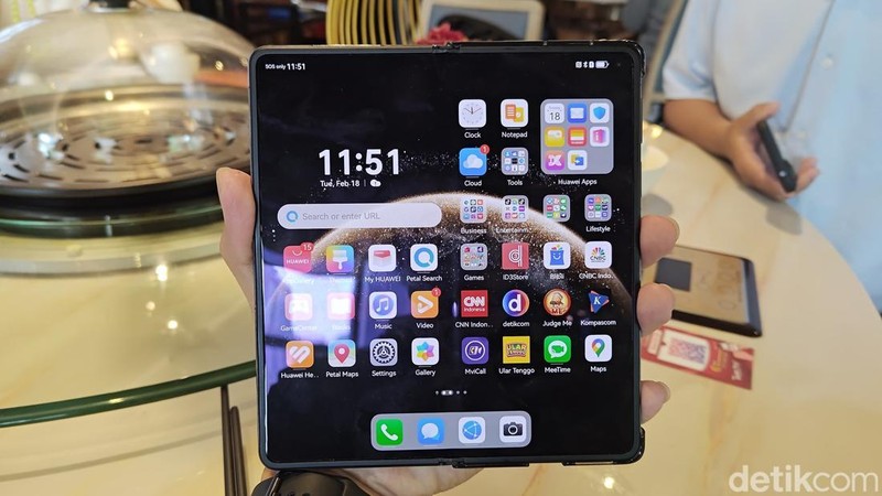 Tim detikINET berkesempatan menggenggam Huawei Mate X6 yang segera masuk Indonesia. Berikut tampilan dan spesifikasinya.