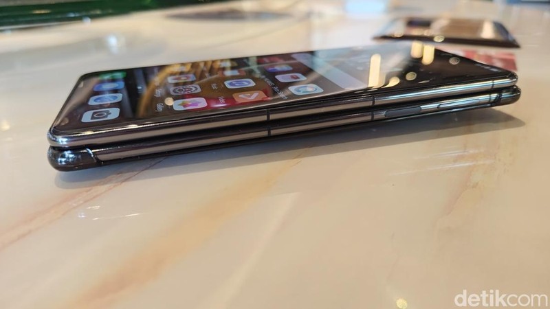 Tim detikINET berkesempatan menggenggam Huawei Mate X6 yang segera masuk Indonesia. Berikut tampilan dan spesifikasinya.