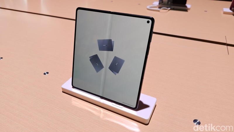 Tim detikINET berkesempatan menggenggam Huawei Mate X6 yang segera masuk Indonesia. Berikut tampilan dan spesifikasinya.