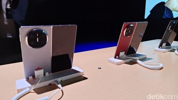 Layar cover 6.45 inch (2440 × 1080 pixels) 3D quad-curved OLED LTPO, refresh rate 120Hz, high-frequency PWM dimming 1440Hz, touch sampling rate 300Hz, kecerahan maksimal hingga 2.500 nits. Foto: (Panji Saputro/detikINET).