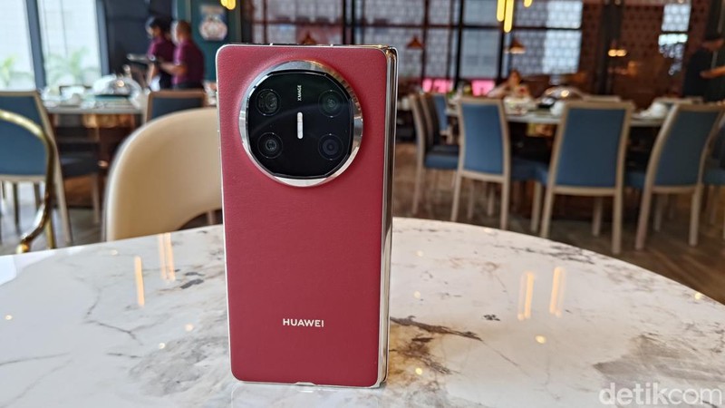 Tim detikINET berkesempatan menggenggam Huawei Mate X6 yang segera masuk Indonesia. Berikut tampilan dan spesifikasinya.