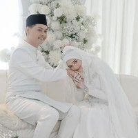 Yasmine tampil cantik dan anggun mengenakan busana pengantin tertutup lengkap dengan hijab. Gaun pengantin lengan panjang yang dikenakannya itu tampak dipercantik dengan payet dan batu-batu kristal. Menambah keanggunannya, sebuah veil panjang tampak menghiasi hijab di kepalanya. Foto: Instagram/@yxsmine.ow