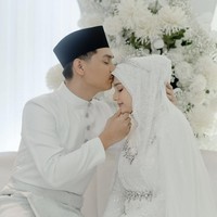 Sudah sah menjadi pasangan suami-istri, Yasmine dan Khairul tampak tak ragu lagi untuk membagikan kemesraan mereka di depan umum. Mengenakan pakaian pengantin Melayu, Khairul terlihat mencium mesra kening Yasmine yang kini sudah sah menjadi istrinya. Foto: Instagram/@yxsmine.ow