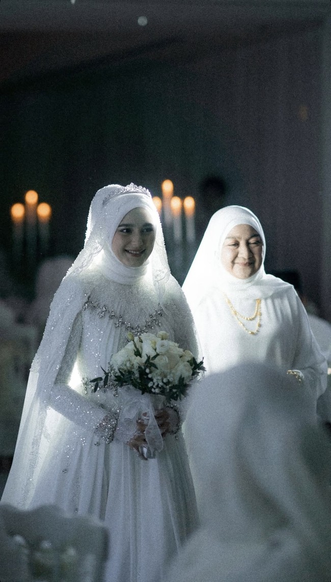 Di hari bahagianya itu penampilan Yasmine tampak begitu menawan ditambah dengan mahkota di kepalanya serta riasan wajah. Tetap natural dan tak berlebihan, riasan wajahnya itu membuat penampilan Yasmine semakin flawless. Foto: Instagram/@yxsmine.ow