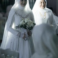 Di hari bahagianya itu penampilan Yasmine tampak begitu menawan ditambah dengan mahkota di kepalanya serta riasan wajah. Tetap natural dan tak berlebihan, riasan wajahnya itu membuat penampilan Yasmine semakin flawless. Foto: Instagram/@yxsmine.ow