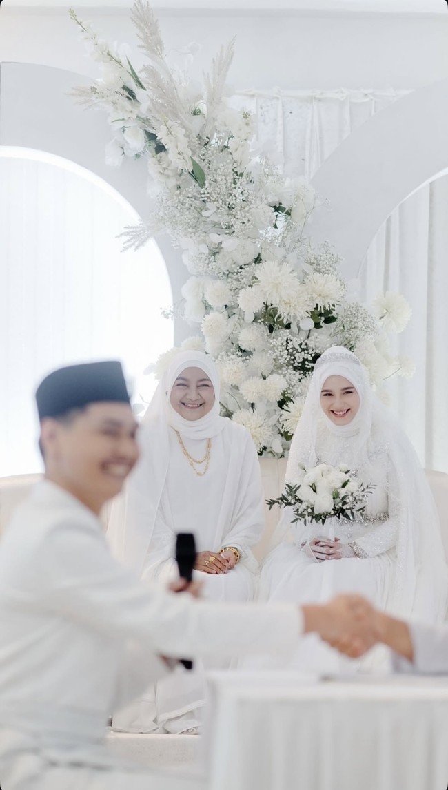 Mantan istri Aditya Zoni, Yasmine Ow kembali jadi sorotan usai membagikan kabar bahagia pernikahannya. Setelah 5 bulan menjanda, Yasmine akhirnya kembali menikah untuk yang kedua kali dengan seorang pria asal Malaysia bernama Khairul Arifin. Foto: Instagram/@yxsmine.ow