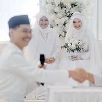 Mantan istri Aditya Zoni, Yasmine Ow kembali jadi sorotan usai membagikan kabar bahagia pernikahannya. Setelah 5 bulan menjanda, Yasmine akhirnya kembali menikah untuk yang kedua kali dengan seorang pria asal Malaysia bernama Khairul Arifin. Foto: Instagram/@yxsmine.ow