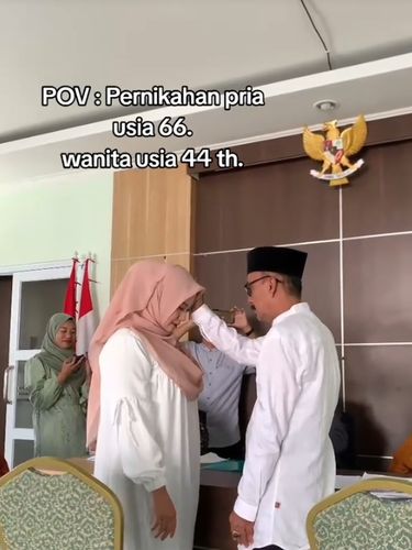 Yuyun membagikan video pamannya yang berusia 66 tahun menikah dengan wanita 44 tahun. Kisah keduanya viral di TikTok.