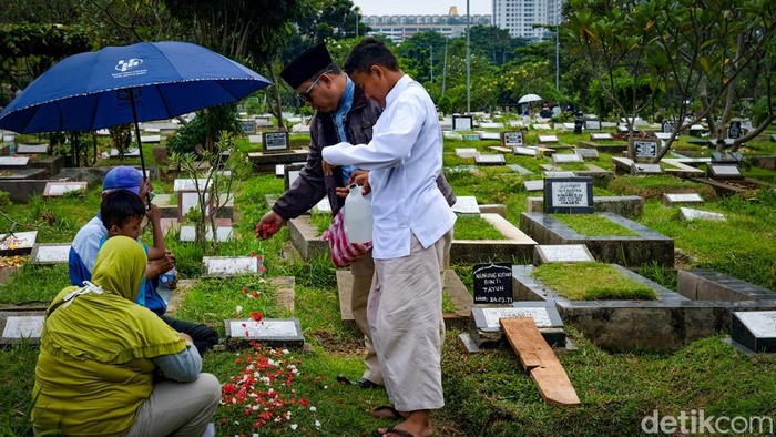 Ziarah kubur menjadi salah satu amalan yang bisa dikerjakan umat Islam, terutama menjelang Ramadhan. TPU di Jakarta mulai didatangi peziarah.