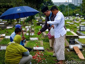 Doa Ziarah Kubur Pendek untuk Sanak Saudara di Bulan Ramadan