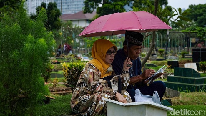 Ziarah Kubur Umat Muslim Jelang Ramadhan Ziarah kubur menjadi salah satu amalan yang bisa dikerjakan umat Islam, terutama menjelang Ramadhan. TPU di Jakarta mulai didatangi peziarah.