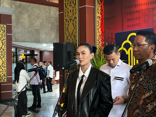 Gaya oversized sebenarnya sudah pernah kali menjadi andalan Agnez Mo, terutuma untuk momen karpet merah. Namun, dengan permasalahan yang dihadapinya saat ini, berpakaian longgar terasa seperti memberi kenyamanan yang ekstra. Beda halnya ketika memakai pakaian ketat yang mengekang tubuh. (Foto: Pingkan/detikcom)
