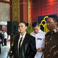 Gaya oversized sebenarnya sudah pernah kali menjadi andalan Agnez Mo, terutuma untuk momen karpet merah. Namun, dengan permasalahan yang dihadapinya saat ini, berpakaian longgar terasa seperti memberi kenyamanan yang ekstra. Beda halnya ketika memakai pakaian ketat yang mengekang tubuh. (Foto: Pingkan/detikcom)