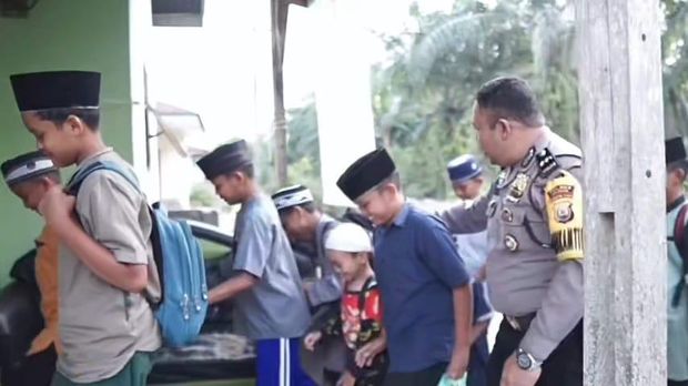 Aipda Nasaruddin mendirikan rumah mengaji di Meranti, Asahan.